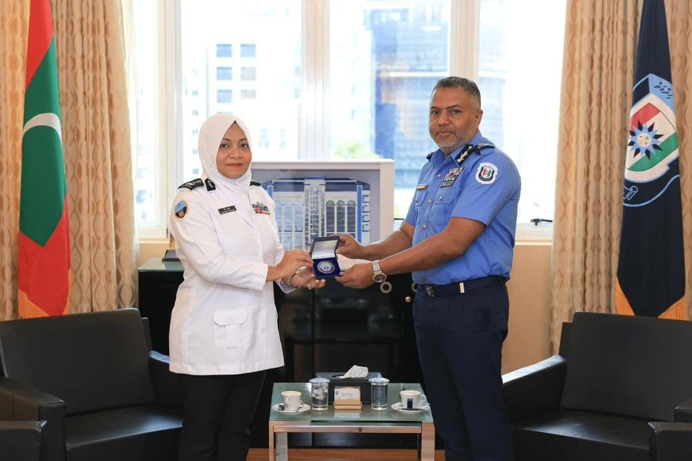 ކަސްޓަމްސްގެ ކޮމިޝަނަރ ޖެނެރަލް، ކޮމިޝަނަރ އޮފް ޕޮލިސްގެ އަރިހަށް އިހުތިރާމުގެ ޒިޔާރަތެއް ކުރައްވައިފި