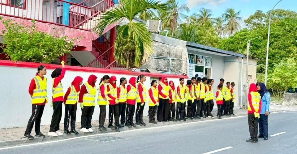 ޓްރެފިކް މޮނީޓަރުން ތާޒާކުރުމުގެ ސެޝަނެއް އައްޑޫ ސިޓީ ބައެއް ސުކޫލުތަކުގައި ކުރިއަށް ގެންގޮސްފި