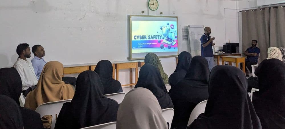 ތުޅާދޫ ސުކޫލު ބެލެނިވެރިންނަށް ސައިބަރ އެވެއާނަސް ސެޝަނެއް ކުރިއަށް ގެންގޮސްފި