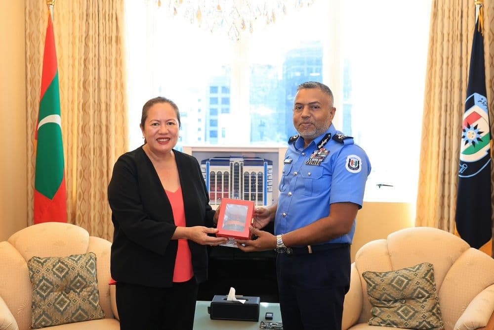 މީހުން ޓްރެފިކްކުރުމާއި ބޯޑަރު ހުރަސްކޮށް ހިންގާ ކުށްތައް ހުއްޓުވުމާ ގުޅޭގޮތުން އައިއޯއެމްގެ ޗީފް އޮފް މިޝަންއާ ކޮމިޝަނަރ އޮފް ޕޮލިސް މަޝްވަރާކުރައްވައިފި