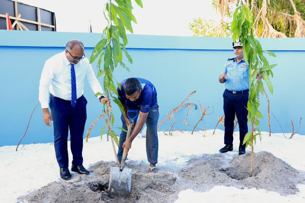 ބ. މާޅޮހާއި އއ. ފެރިދޫ ޕޮލިސް ސްޓޭޝަންގައި ގަސް އިންދުމުގެ ހަރަކާތެއް ކުރިއަށް ގެންގޮސްފި
