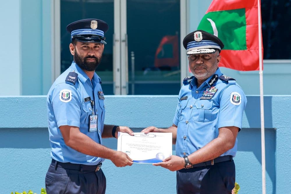 އަޕަރ ނޯތު ޕޮލިސް ރީޖަންގެ މުވައްޒަފުންނަށް ޝަރަފުގެ ނިޝާން ދިނުމުގެ ރަސްމިއްޔާތު ބާއްވައިފި
