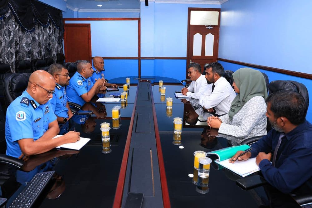 ކޮމިޝަނަރ އޮފް ޕޮލިސް ތ. ބުރުނީ ކައުންސިލްގެ މެމްބަރުންނާ ބައްދަލުކުރައްވައިފި