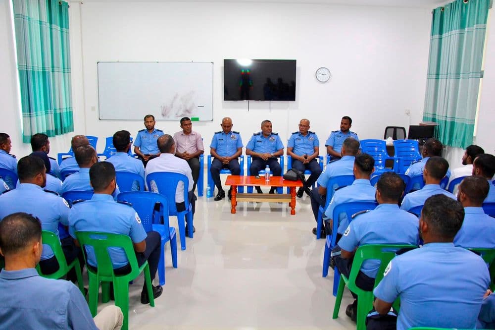 ކޮމިޝަނަރ އޮފް ޕޮލިސް ތިނަދޫ ސިޓީގައި މަސައްކަތްކުރާ މުވައްޒަފުންނާ ބައްދަލުކުރައްވައިފި