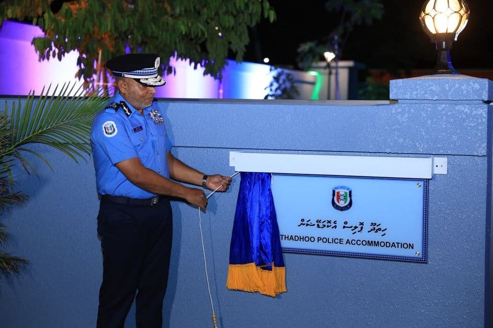 އައްޑޫ ސިޓީ ހިތަދޫގައި އިމާރާތްކުރި ޕޮލިސް އެކޮމޮޑޭޝަން ބިލްޑިންގ ރަސްމީކޮށް ހުޅުވައިފި