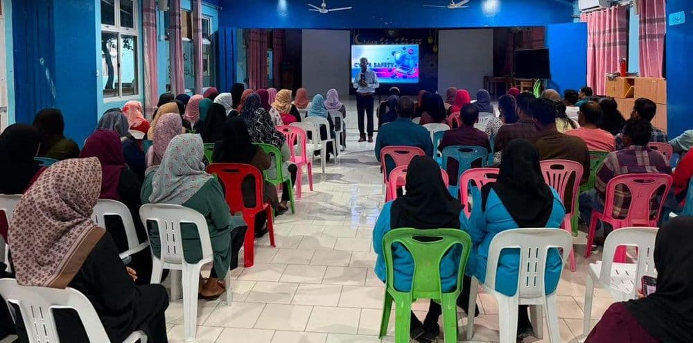 ޑިޖިޓަލް ދުނިޔެއަށް ރައްޔިތުން ހޭލުންތެރިކުރުވުމަށް މައުލޫމާތު ދިނުމުގެ ސެޝަންތަކެއް ގދ. އަތޮޅުގައި ކުރިއަށް ގެންގޮސްފި