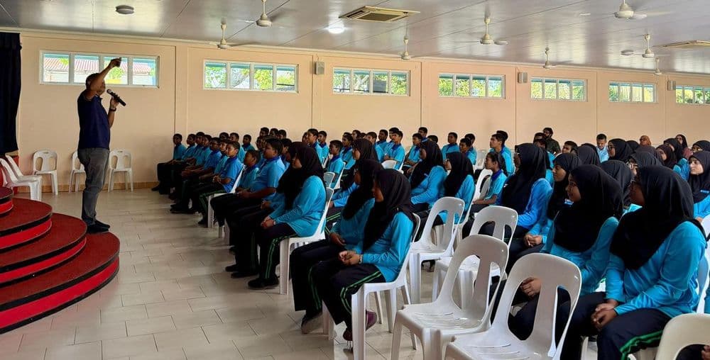 ފައިދާހުރި ގޮތުގައި އިންޓަނެޓް ބޭނުންކުރުމަށް ނ. އަތޮޅު ތައުލީމީ މަރުކަޒުގެ ދަރިވަރުން ހޭލުންތެރިކުރުވުމުގެ ސެޝަނެއް ކުރިއަށް ގެންގޮސްފި