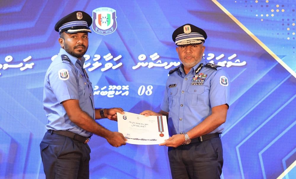 މާލެއޭރިއާގައި މަސައްކަތްކުރާ ފުލުހުންނަށް ކުލައާއި މެޑަލް ހަވާލުކުރުމުގެ ރަސްމިއްޔާތު ބާއްވައިފި