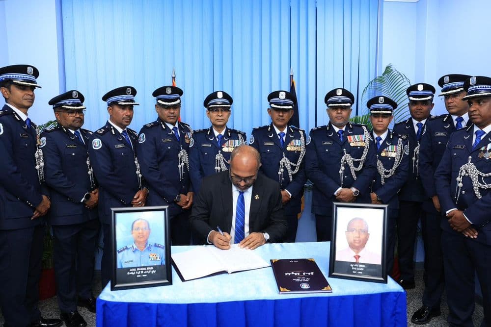 ޑެޕިއުޓީ ކަމިޝަނަރ އޮފް ޕޮލިސް (ރިޓަޔަރޑް) ޢަބްދުއްޝަކޫރު ޢަބްދުﷲއާއި ކައުންސިލް ޖެނެރަލް އަލްއުސްތާޛު ޙަސަން ޙަމީދުގެ ތައުޒިޔާގެ ދަފުތަރު ހުޅުވާލައިފި