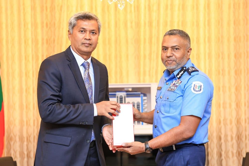 ސްރީލަންކާއިން ދިވެހިރާއްޖެއަށް ކަނޑައަޅުއްވާފައި ހުންނަވާ ހައިކޮމިޝަނަރ، ކޮމިޝަނަރ އޮފް ޕޮލިސްގެ އަރިހަށް އިހުތިރާމްގެ ޒިޔާރަތެއް ކުރައްވައިފި