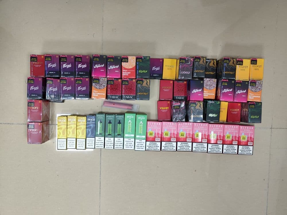 ފުލުހުން ހިންގި އޮޕަރޭޝަނެއްގައި ރާއްޖެއަށް އެތެރެކޮށް ވިއްކުން މަނާ ވޭޕް އަދި ވޭޕް ކާޓްރިޖްތަކެއް ހޯދައި ފުލުހުންގެ ބެލުމުގެ ދަށަށް ގެނެސްފި