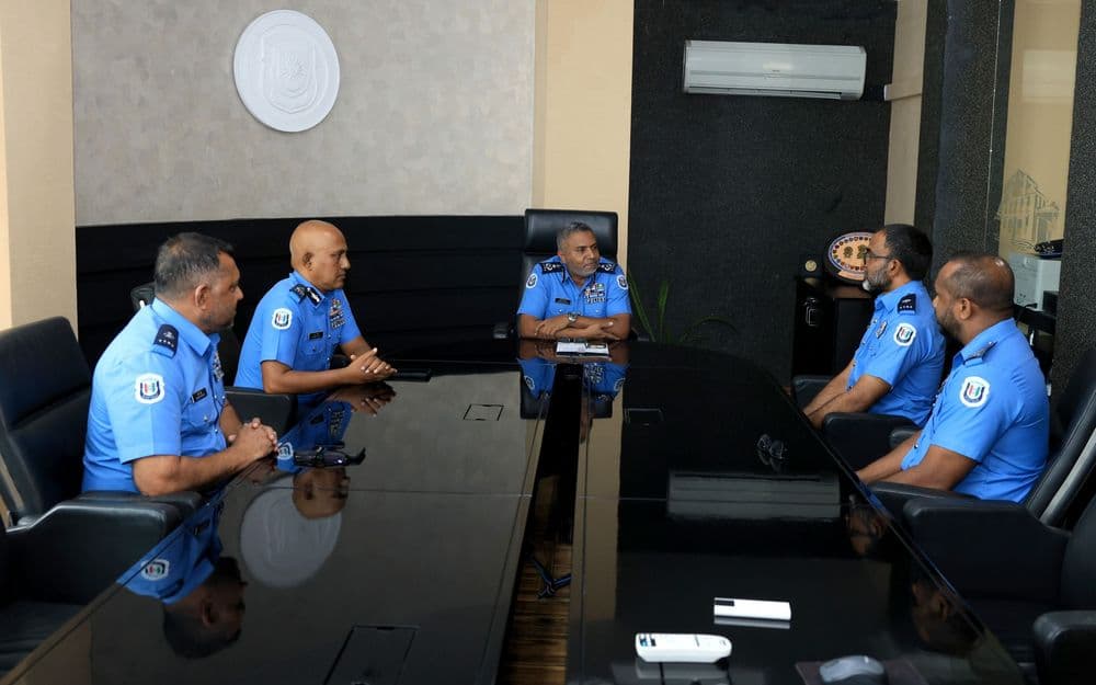 ހަޔަރ ޑިޕްލޮމާ އިން ކައުންޓަރ ޓެރަރިޒަމް ޕްރޮގްރާމްގައި ބައިވެރިވާ ފުލުހުންނާ ކޮމިޝަނަރ އޮފް ޕޮލިސް ބައްދަލުކުރައްވައިފި