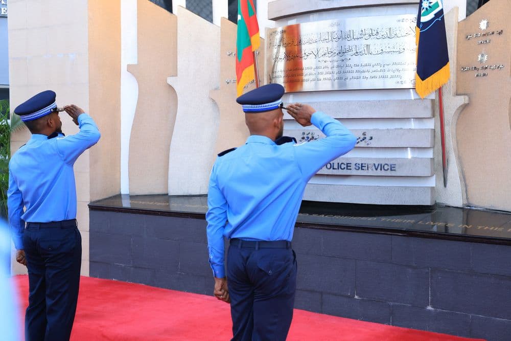 ޕޮލިސް މެމޯރިއަލް ޑޭގެ ރަސްމިއްޔާތު ބާއްވައި މެމޮރީ ވޯލްގައި ގާޑް މައުންޓް ކޮށްފި