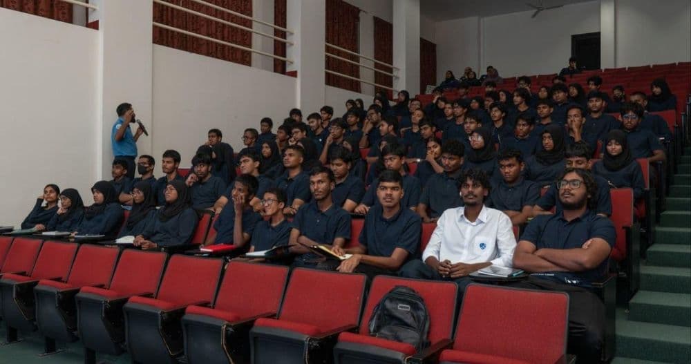 މާލޭ ވޮކޭޝަނަލް ހައި ސުކޫލު ގުރޭޑު 11 ގެ ދަރިވަރުންނަށް މައުލޫމާތު ދިނުމުގެ ޕްރޮގްރާމެއް ކުރިއަށް ގެންގޮސްފި