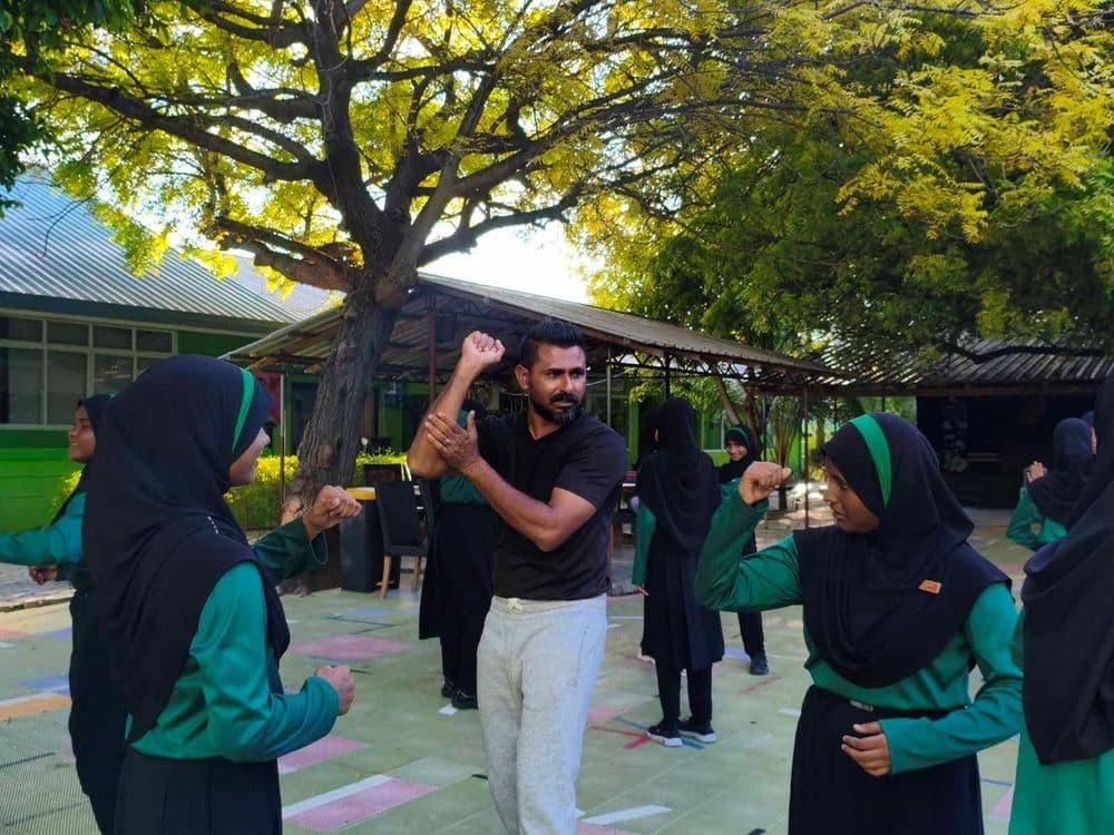 ހިމަންދޫ ސުކޫލު އަންހެން ދަރިވަރުންނަށް ސެލްފް ޑިފެންސް ތަމްރީނުތަކެއް ކުރިއަށް ގެންގޮސްފި
