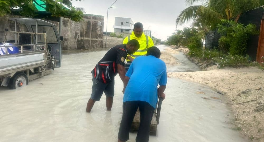 ވިއްސާރައިގައި އެކި ރަށްރަށުގައި ފެންބޮޑުވުމާ ގުޅިގެން ރައްޔިތުންނަށް އެހީތެރިކަން ފޯރުކޮށްދިނުމުގައި ފުލުހުން ހަރަކާތްތެރިވަނީ